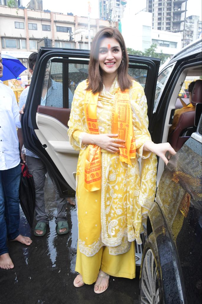Kriti Sanon's recent visit to the revered Siddhivinayak Temple wasn't just a routine stop; it was a profound expression of gratitude. The backdrop of her National Award win added an extra layer of significance to her presence at this sacred place.